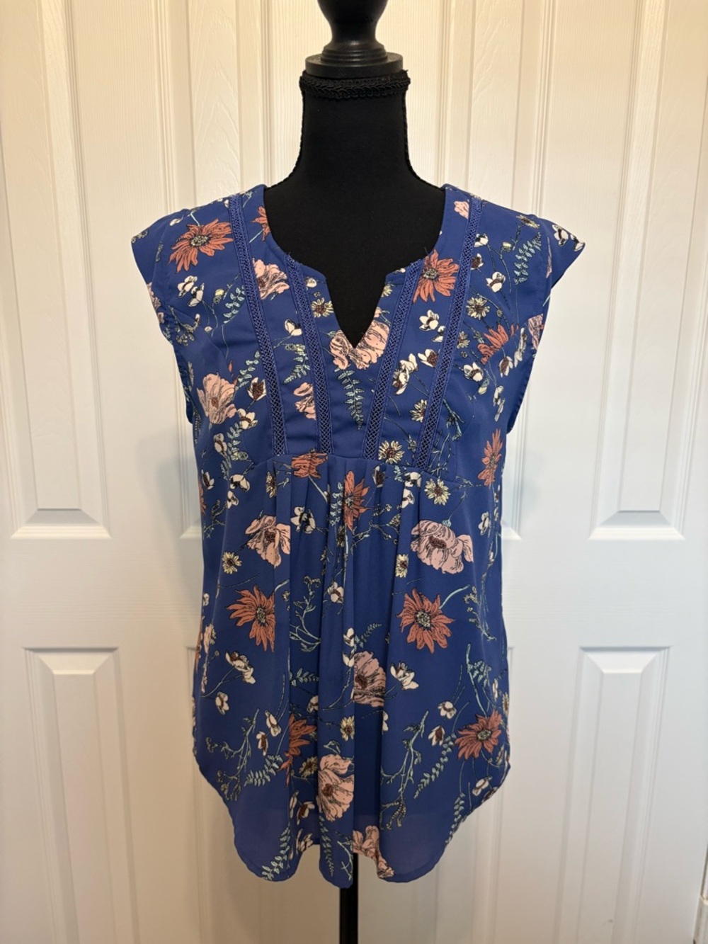 Collective Concepts Blue Floral Split V-Neck Cap Sleeve Blouse